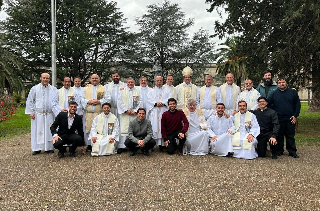 EL PADRE OBISPO SE DESPIDIO DE LOS SEMINARISTAS.