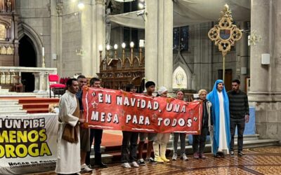 Cientos de personas participaron de la Navidad con una “mesa para todos” en la explanada de la Catedral